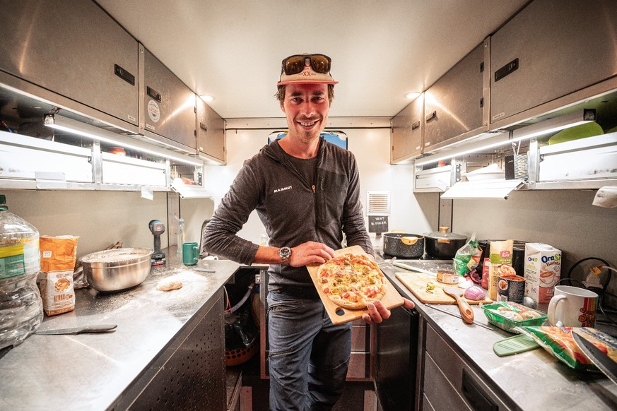 David Pröschel präsentiert eine Pizza auf 5300 Metern. Weiter oben wurde vermutlich noch nie eine gebacken.