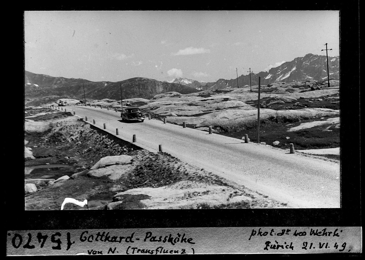 Gotthardpass 1949: Autoverkehr auf der Passhöhe, lange bevor es den Strassentunnel gab.&nbsp;