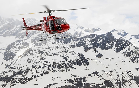 Ein Skitourengänger ist am Samstag in eine Spalte des Feengletschers ob Saas-Fee VS gestürzt. Er wurde geborgen, verstarb jedoch später im Spital. (Symbolbild)