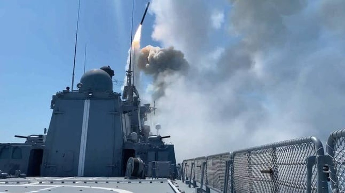 Une frégate de la flotte russe de la mer Noire lance un missile guidé russe (image d'archive): des navires russes auraient été relocalisés en mer d'Azov.