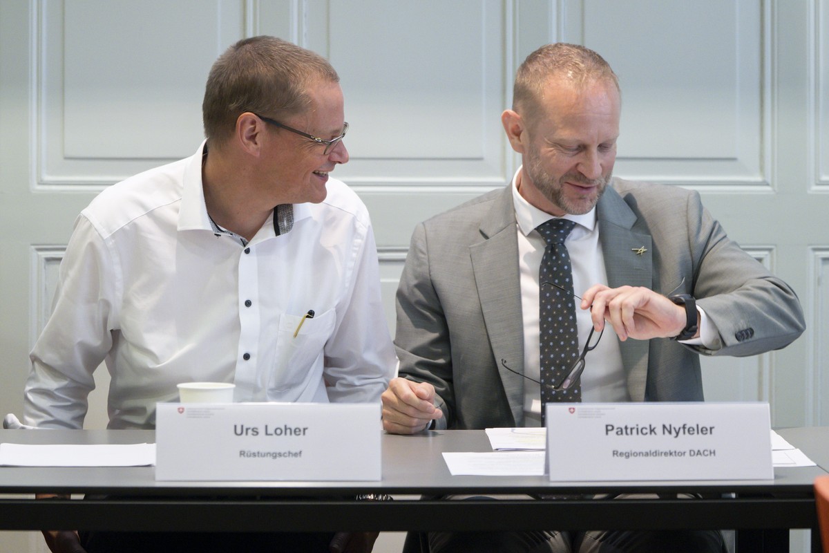 Urs Loher, Ruestungschef armasuisse und Patrick Nyfeler, Lockheed Martin, von links, orientieren ueber den Stand der Offsetgeschaefte im Zusammenhang mit der Beschaffung des Kampfflugzeugs F-35A, am D ...