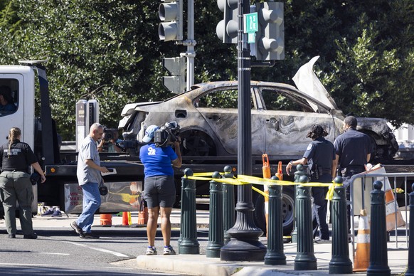 epa10120603 A tow truck removes a car that crashed into a US Capitol barricade in Washington, DC, USA, 14 August 2022. The driver of the vehicle reportedly fired a weapon at Capitol police before shoo ...