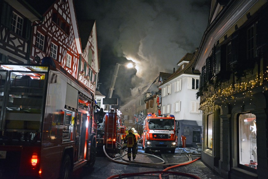 HANDOUT - Die in Brand stehenden Haeuser in Steckborn aufgenommen am Montag Morgen, 21. Dezember 2015. Aus noch ungeklaerten Gruenden brannten seit Montagnacht in der Altstadt von Steckborn mehrere zu ...