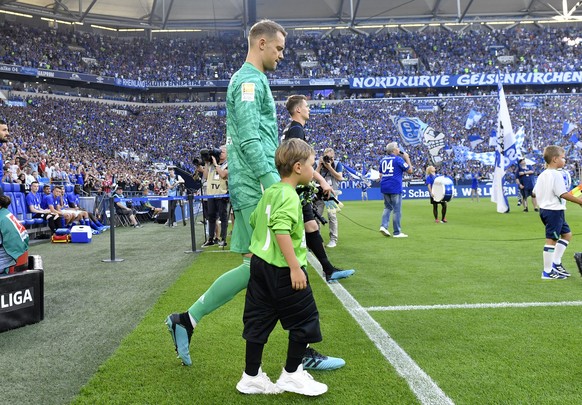 Bayern&#039;s goalkeeper Manuel Neuer walks to the field prior to the German Bundesliga soccer match between FC Schalke 04 and Bayern Munich in Gelsenkirchen, Germany, Saturday, Aug. 24, 2019. (AP Pho ...