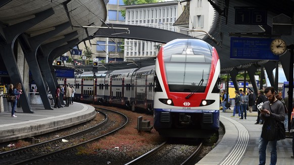 ZUR HEUTIGEN MEDIENKONFERENZ DER SBB UEBER DIE ZIELVEREINBARUNGEN 2016-2021 FUER DIE ZUERCHER S-BAHN, STELLEN WIR IHNEN AM DIENSTAG, 13. SEPTEMBER 2016, FOLGENDES ARCHIVBILD ZUR VERFUEGUNG - Ein Zug f ...