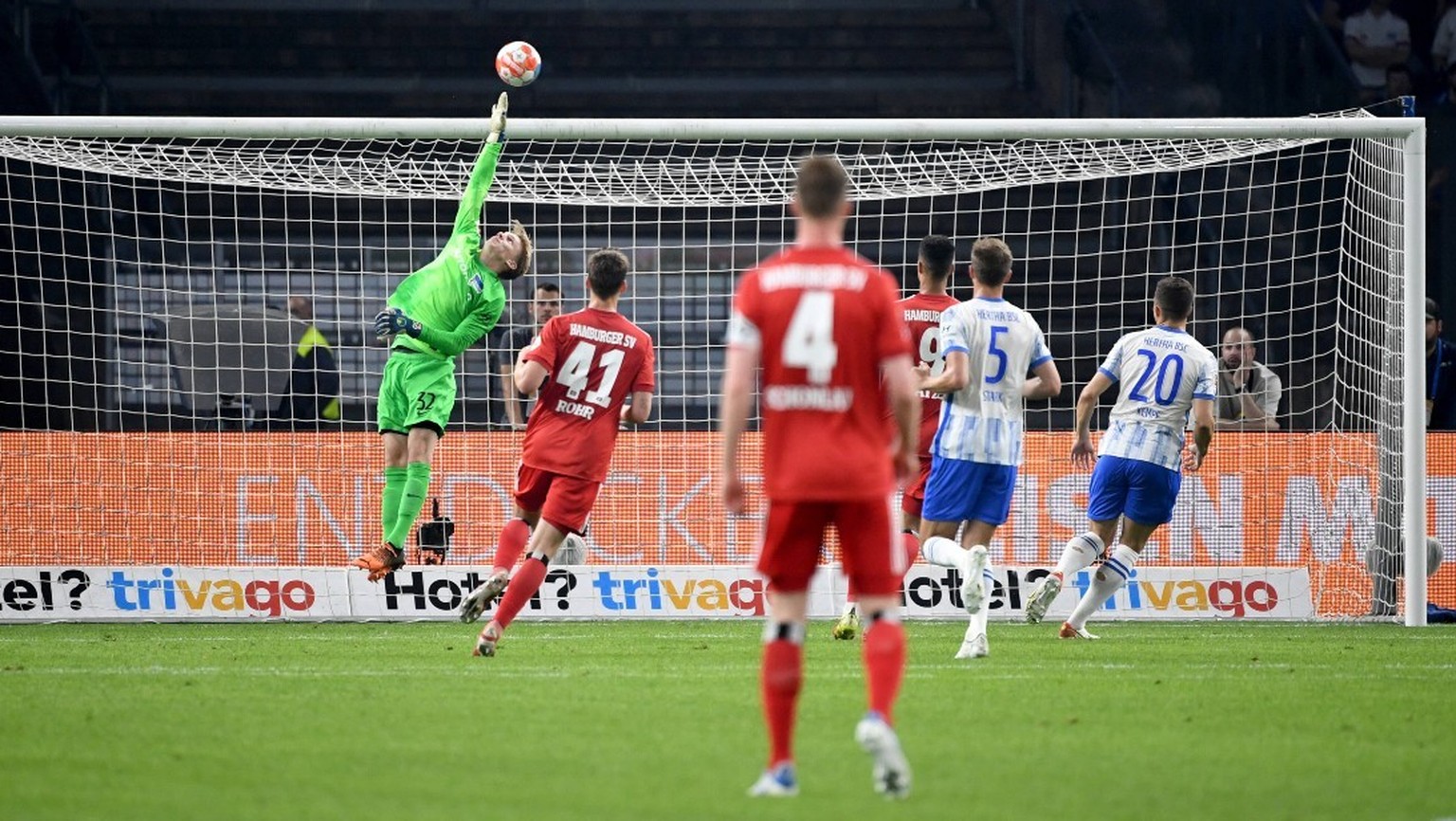 Die entscheidende Szene im Olympiastadion: Der Ball senkt sich hinter Hertha-Keeper Christensen ins Netz.
