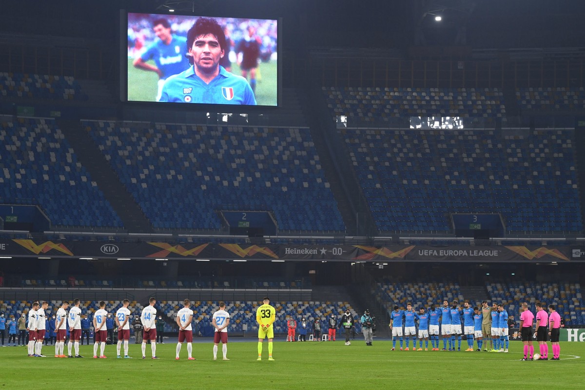 epa08844768 Napoli and Rijeka players observe a minute of silence in memory of Diego Armando Maradona prior to the UEFA Europa League group F soccer match SSC Napoli vs HNK Rijeka at the San Paolo sta ...