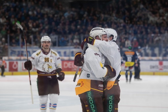 Geneva&#039;s player Richard Tanner center, celebrates with team mates, during the preliminary round game of National League NL Swiss Championship 2023/24 between HC Ambri Piotta and Geneve Servette H ...
