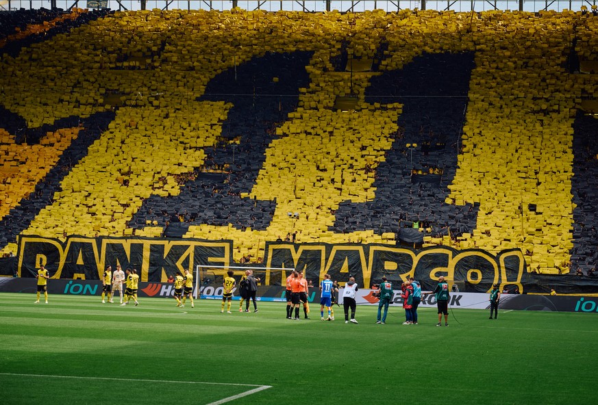 ARCHIV - 18.05.2024, Nordrhein-Westfalen, Dortmund: Fu�ball: Bundesliga, Borussia Dortmund - Darmstadt 98, 34. Spieltag, Signal Iduna Park. Dortmunds Fans bedanken sich bei Marco Reus. (zu dpa: �Adi�s ...