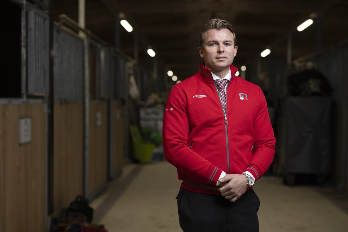 Equipenchef der Schweizer Spring-Elite Peter van der Waaij posiert nach einem Mediengespraech zu seiner Vorstellung am Samstag, 2. Dezember 2023 in Dielsdorf. (KEYSTONE/Ennio Leanza)