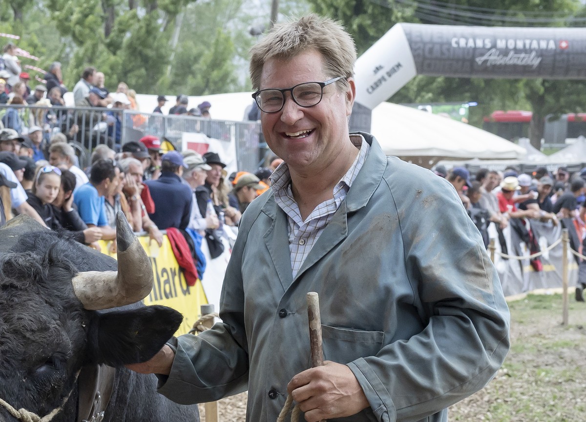 The Herens cow "Tigresse" of former Swiss politician and President of the Swiss People's Party (SVP/UDC) Toni Brunner, right, and with girlfriend Esther Friedli, left, pose after they w ...