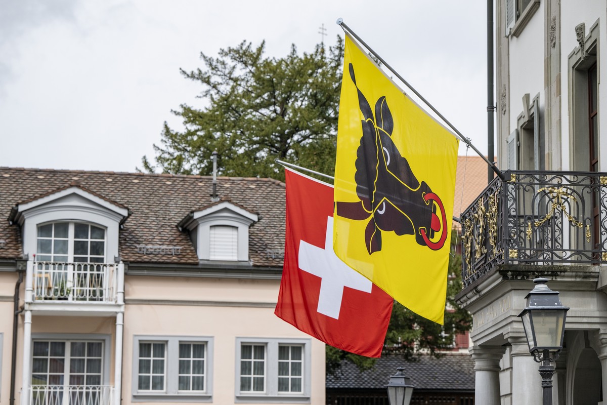 Die Urner und Schweizerfahne haengen am Rathaus von Altdorf anlaesslich des zweiten Wahlgangs der Regierungsratswahlen des Kanton Uri vom Sonntag, 21. April 2024 in Altdorf. (KEYSTONE/Urs Flueeler)