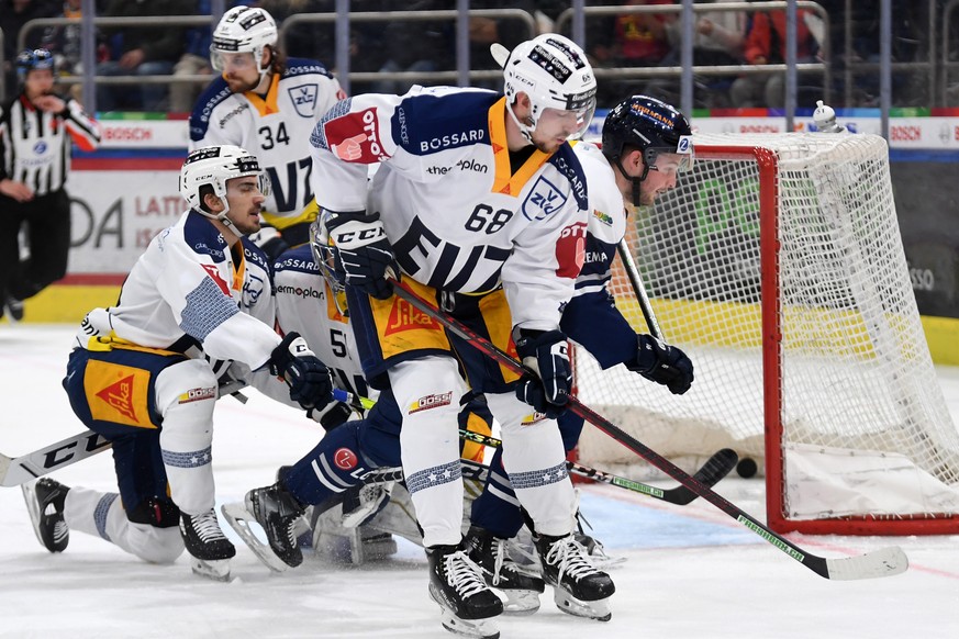 Ambri&#039;s player Dominic Zwerger right, makes the 3 - 0 goal, during the preliminary round game of National League Swiss Championship 2021/22 between HC Ambri Piotta against EV Zug at the Gottardo  ...