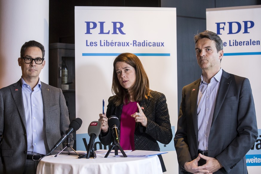 Nationalrat Hugues Hiltpold, Vizepraesident der Fraktion, Nationalraetin Petra Goessi, Parteipraesidentin, und Nationalrat Beat Walti, Fraktionspraesident, von links, sprechen am Point de Presse zum i ...