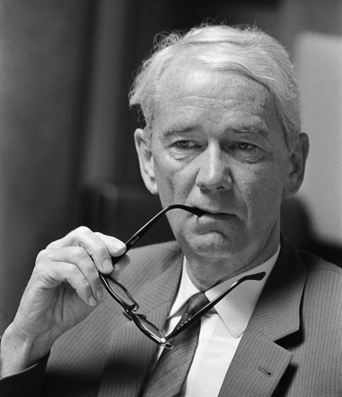 Portrait von Walther Hofer, Professor im Bereich Politik und Geschichte, Mitglied des Europarats und seit 1963 Nationalrat der SVP, aufgenommen im Nationalrat in Bern im Juni 1970. (KEYSTONE/Walter Ru ...