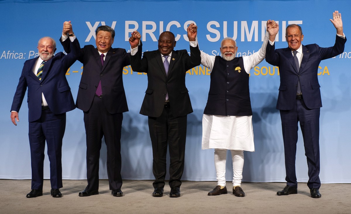 epa10815226 (L-R) Brazil's President Luiz Inacio Lula da Silva, China's President Xi Jinping, South African President Cyril Ramaphosa, Indian Prime Minister Narendra Modi and Russia's F ...