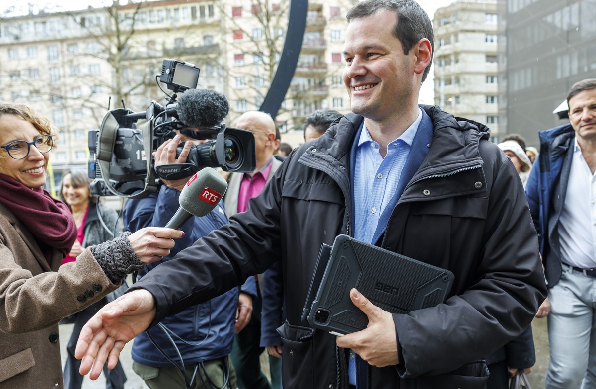 Le candidat Libertes et Justice sociale au Conseil d'Etat, Pierre Maudet arrive a Uni Mail lieu de depouillement centralise pour l'election du Grand Conseil et du premier tour de l'elec ...