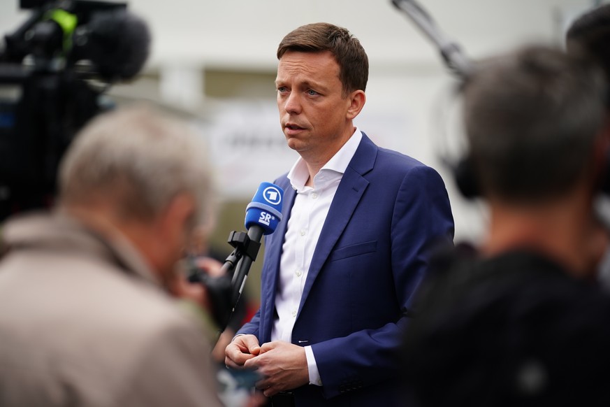 epa09490990 Saarland State Premier Tobias Hans talks to media as he arrives for a board meeting at the Christian Democratic Union (CDU) headquarters in Berlin, Germanyy, 27 September 2021. The CDU hol ...