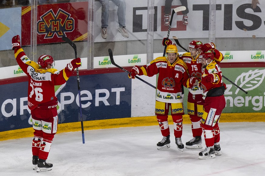 Biels Spieler feiern ihren Sieg im Eishockey Qualifikationsspiel der National League zwischen dem EHC Biel und dem HC Fribourg Gotteron, am Dienstag, 31. Oktober 2023, in der Tissot Arena in Biel. (KE ...