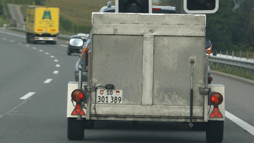 Ein seltsamer Transport: Ampeln in einem Autoanhaenger, gesehen auf der Autobahn A2 zwischen Luzern und Reiden am Samstag 6. September 2008. (KEYSTONE/Urs Flueeler)