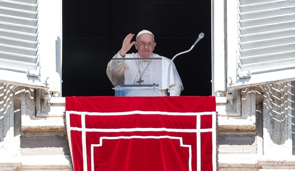 epa10567177 Pope Francis leads Regina Coeli prayer from the window of his office at Saint Peter&#039;s square, Vatican City, 10 April 2023. EPA/GIUSEPPE LAMI