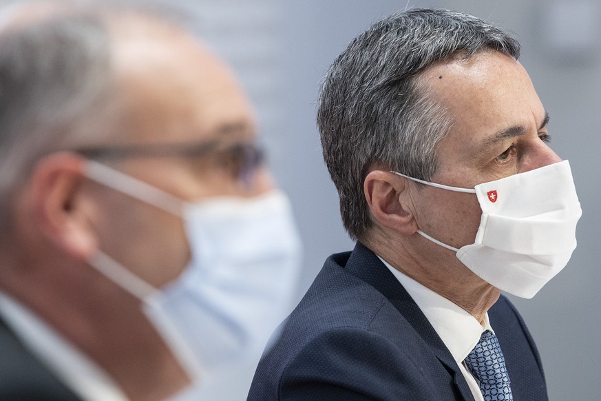 Bundespraesident Guy Parmelin und Bundesrat Ignazio Cassis, von links, sprechen an einer Medienkonferenz ueber das Rahmenabkommen mit der EU, am Mittwoch, 26. Mai 2021, in Bern. (KEYSTONE/Peter Schnei ...