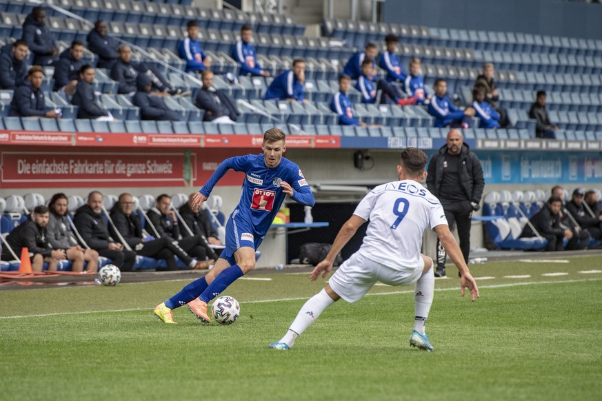 Silvan Sidler, links, von Luzern im Spiel gegen Andi Zeqiri, rechts, von Lausanne beim Testspiel zwischen dem FC Luzern und dem FC Lausanne-Sport vom Mittwoch, 10. Juni 2020 in Luzern. (KEYSTONE/Urs F ...