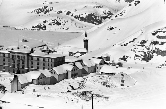 In Andermatt, Kanton Uri, werden am 8. Maerz 1945 bei einem Lawinenniedergang grosse Gebaeudeteile von Kasernenbauten (im Vordergund) voellig zerstoert. Dabei fanden elf Soldaten den Tod und wurden vi ...