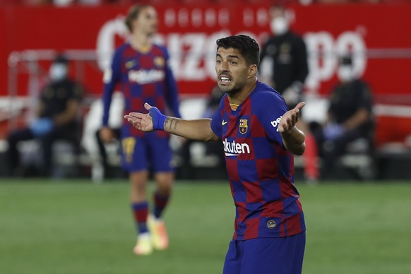 Barcelona&#039;s Luis Suarez gestures during the Spanish La Liga soccer match between Sevilla and FC Barcelona at the Ramon Sanchez-Pizjuan stadium in Seville, Spain, Friday, June 19, 2020. (AP Photo/ ...