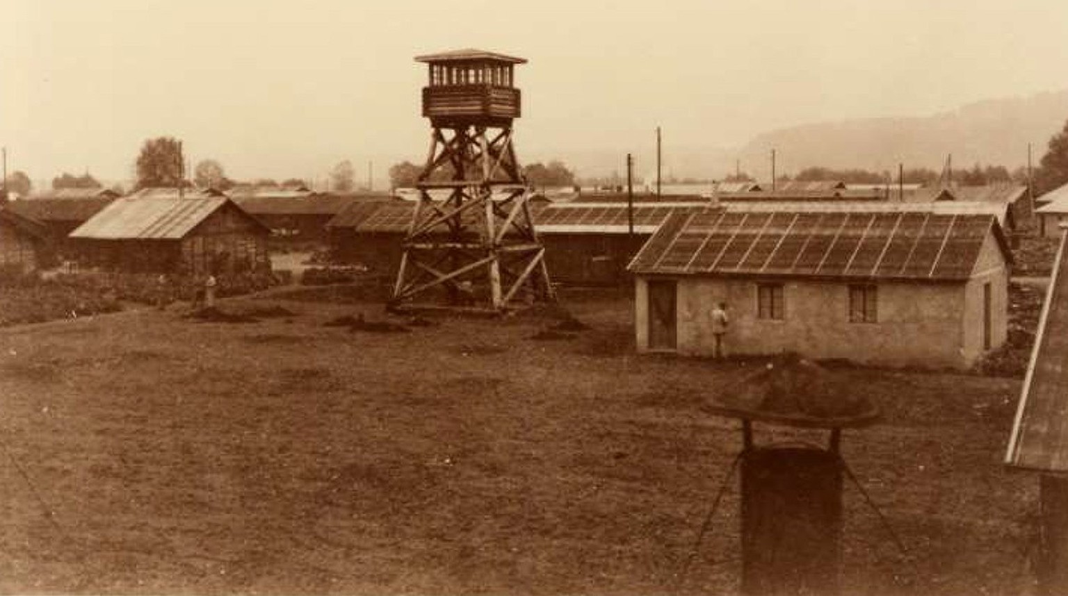 Das Internierungslager in Büren an der Aare, aufgenommen um 1940.
https://www.query.sta.be.ch/detail.aspx?ID=433320