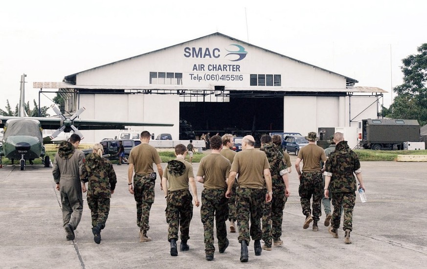 Soldaten der Schweizer Armee auf dem Flugplatz von Medan in Indonesien.