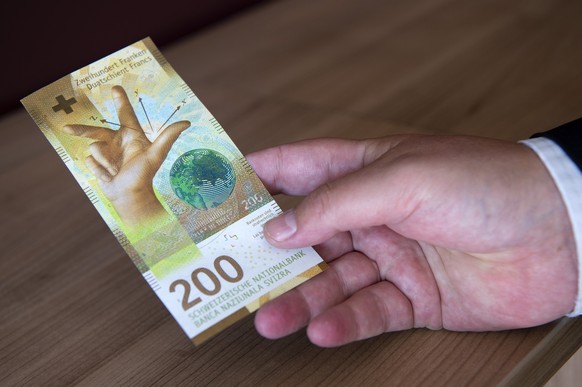 ARCHIVE - AM MITTWOCH, 22. AUGUST WIRD DIE NEUE 200ER NOTE IN UMLAUF GEBRACHT, DAZU STELLEN WIR IHNEN FOLGENDES BILDMATERIAL ZUR VERFUEGUNG - HANDOUT - Praesentation Erscheinungsbild der neuen 200er-N ...