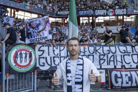 Cheftrainer Stephan Lichtsteiner (BAS) und ehemaliger Juve-Spieler wird von den Juve-Fans herzlich begruesst vor einem Testspiel zwischen dem FC Basel 1893 und dem Juventus Football Club im Stadion St ...