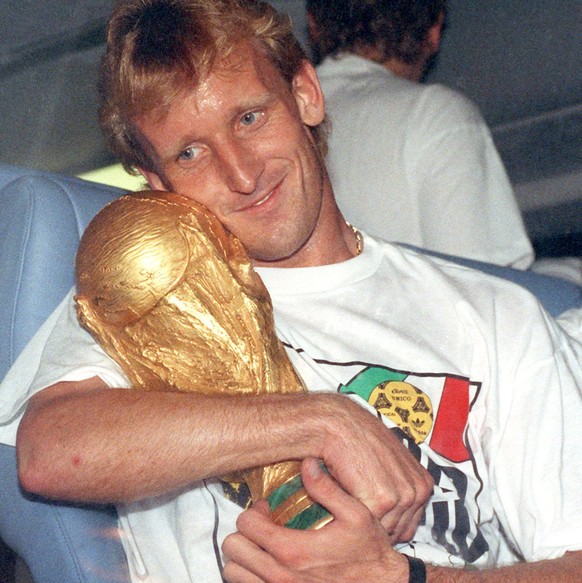 ARCHIV - 09.07.1990, Hessen, Frankfurt/Main: Andreas Brehme (l), damaliger deutscher Fu