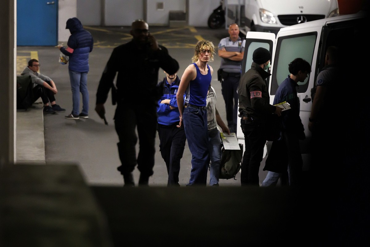 Des etudiants pro-palestiniens sont arretes par la police et emmenes dans des fourgons dans le garage de Uni Mail (UNIGE) lieu d'occupation des etudiants pro-palestiniens de l'universite de  ...
