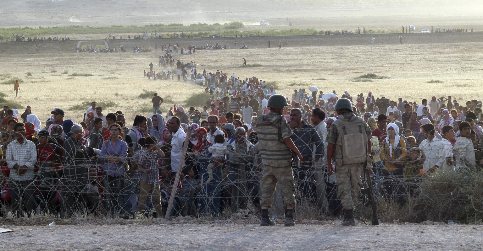 Türkische Soldaten bewachen einen Grenzübergang der südöstlichen Provinz Sanliurfa – über 3000 kurdische Syrier sind nach einem Vorstoss des IS an die syrisch-türkische Grenze geflüchtet.