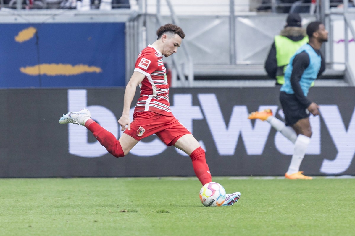1. Fussball Bundesliga: Eintracht Frankfurt - FC Augsburg Ruben Vargas FC Augsburg 16, Eintracht Frankfurt - FC Augsburg, Frankfurt, Deutsche Bank Park, 29.4.2023 *** 1 Football Bundesliga Eintracht F ...