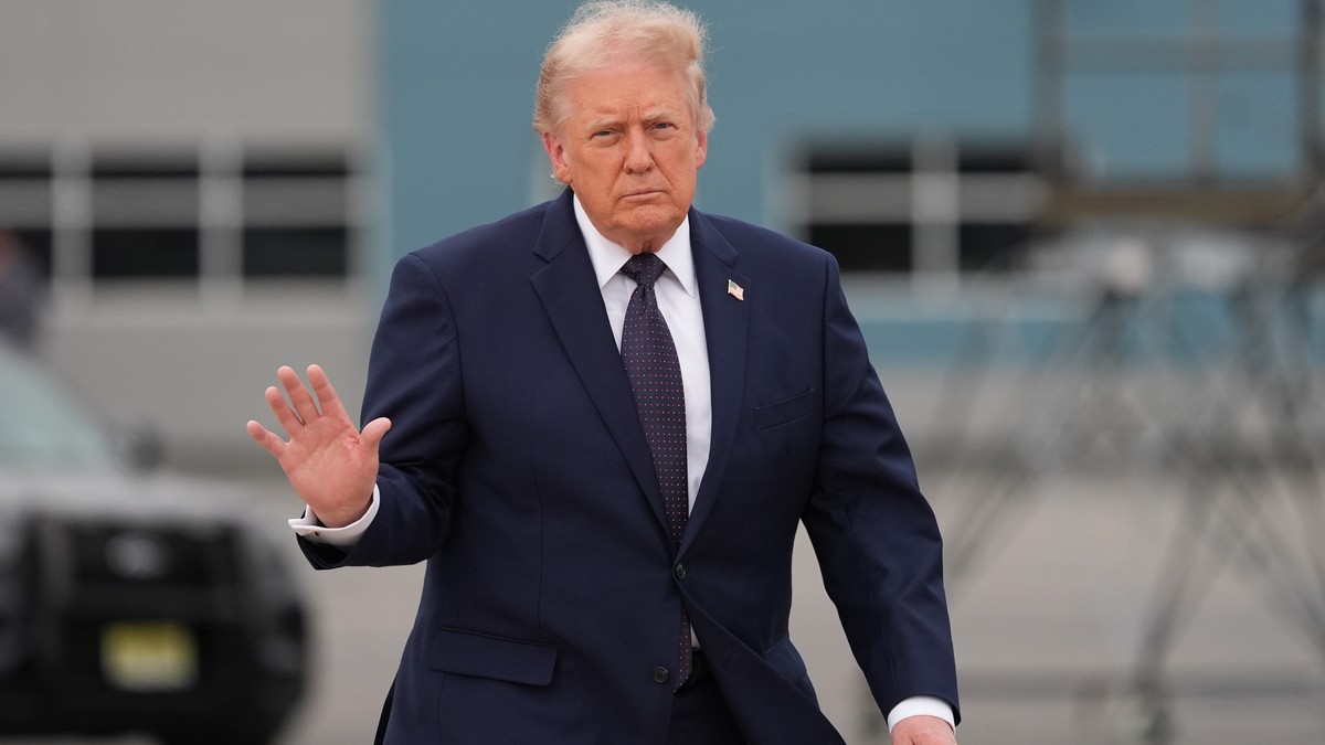 President Donald Trump walks from Marine One to board Air Force One at Morristown Airport, Friday, May 22, 2026, in Morristown, N.J. (AP Photo/Alex Brandon)
Donald Trump