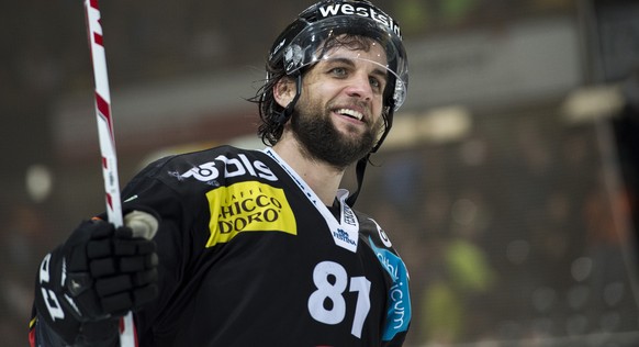 Matchwinner Thomas Rüfenacht jubelt nach seinem Tor.