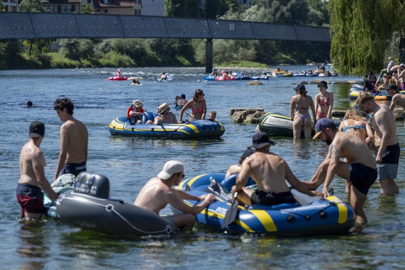 Boeoetler beim einstieg in Limmat, fotografiert am Sonntag, 11. August 2024 in am unteren Letten in Zuerich. (KEYSTONE/Christian Beutler)