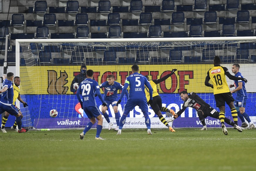 Luzerns Verteidigung unter Druck beim Fussball Superleague Meisterschaftsspiel FC Luzern gegen BSC Young Boys in der Swissporarena in Luzern am Sonntag, 6. Dezember 2020. (KEYSTONE/Walter Bieri)