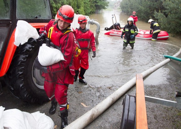 Feuerwehrleute sichern ein überflutetes Haus in Skoczow, Polen. Der Wasserlevel der Flüsse steigt weiterhin.