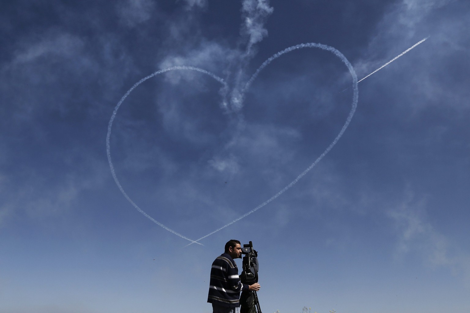 epaselect epa05236145 Aircrafts from the British Royal Air Force&#039;s (RAF) Red Arrows aerobatic team perform during a training session, as they fly over the military airport of Tanagra, about 70 km ...