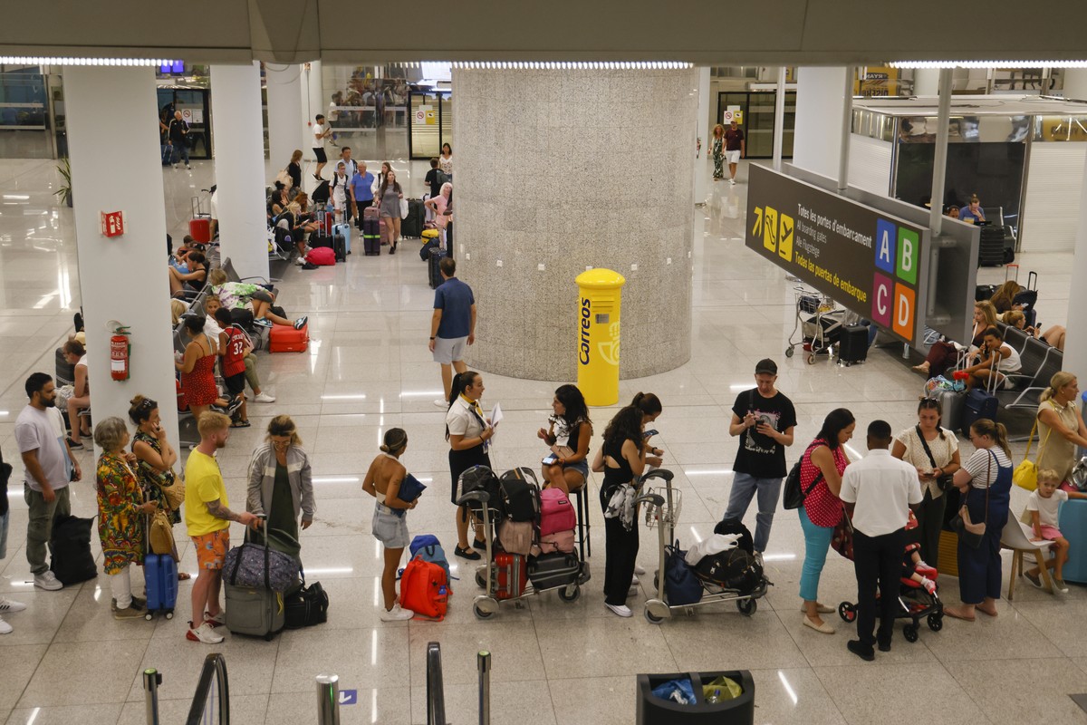 epa10825965 Tourists wait at the airport of Palma for their return flight to Italy due to poor weather conditions in Italy at the Son Sant Joan airport in Mallorca, Spain, 28 August 2023. EPA/CATI CLA ...