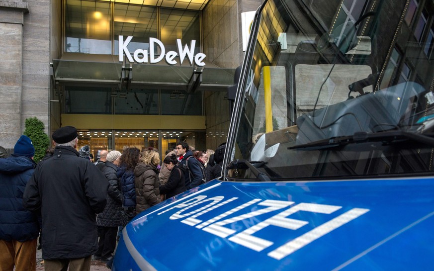 Grossandrang vor dem Luxuswarenhaus KaDeWe in Berlin.