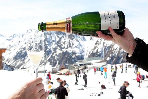 &#039;Sterne-Cup der Koeche&#039; In Ischgl
ISCHGL, AUSTRIA - APRIL 07: A general view during the 17th &#039;Sterne-Cup der Koeche&#039; skiing competition for award-winning chefs at Idalp on April 7, ...