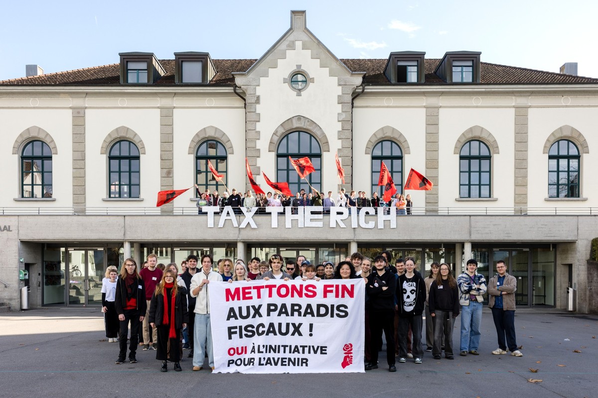 JUSO-Mitglieder posieren im Zuge ihrer Abstimmungskampagne fuer ein Gruppenfoto anlaesslich der Delegiertenversammlung der JUSO Schweiz zur "Initiative für eine Zukunft" und den Themen Vermo ...