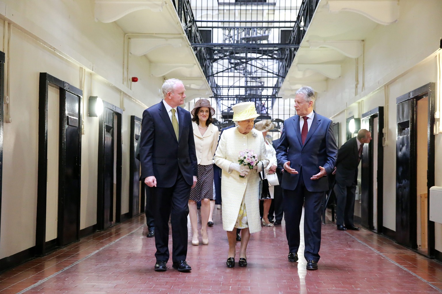 Peter Robinson (links) und Martin McGuinness mit der Queen im Knast.