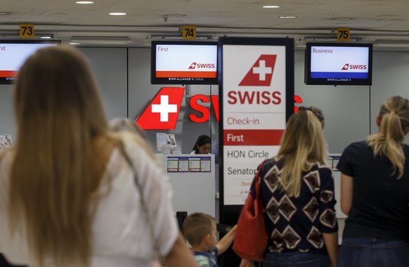 ARCHIVBILD ZUR PUBLIKATION DER VERKEHRSZAHLEN JANUAR 2017 DER AIRLINE SWISS, AM DONNERSTAG, 09. FEBRUAR 2017 ---- Passengers wait in front of the checkin counter of the Swiss International Air Lines a ...