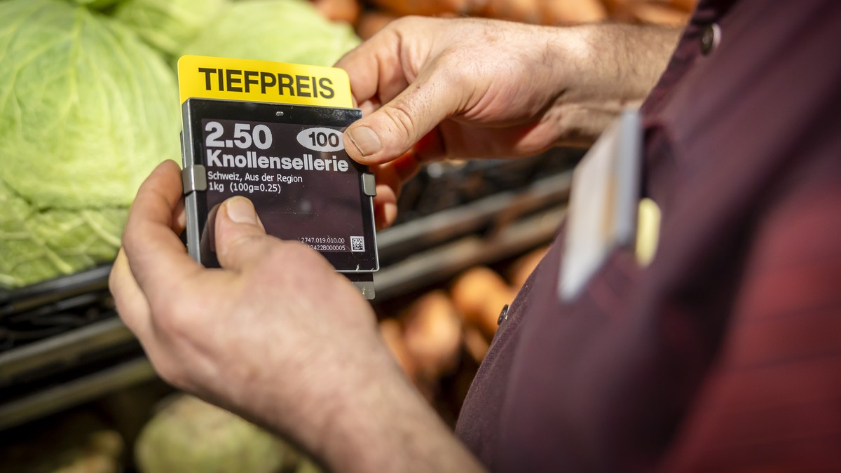 Ein Mitarbeiter bringt ein Schild mit der Aufschrift "Tiefpreis" beim Gemuese in der Migros Limmatplatz an, aufgenommen anlaesslich einer Medienkonferenz zu Neuerungen in den Migros-Supermae ...